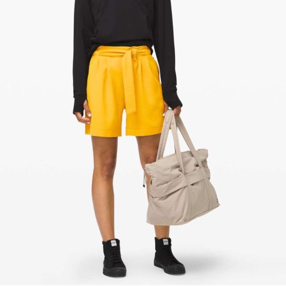 Lululemon Noir Short 5.5" size 6 - Picture 4 of 8